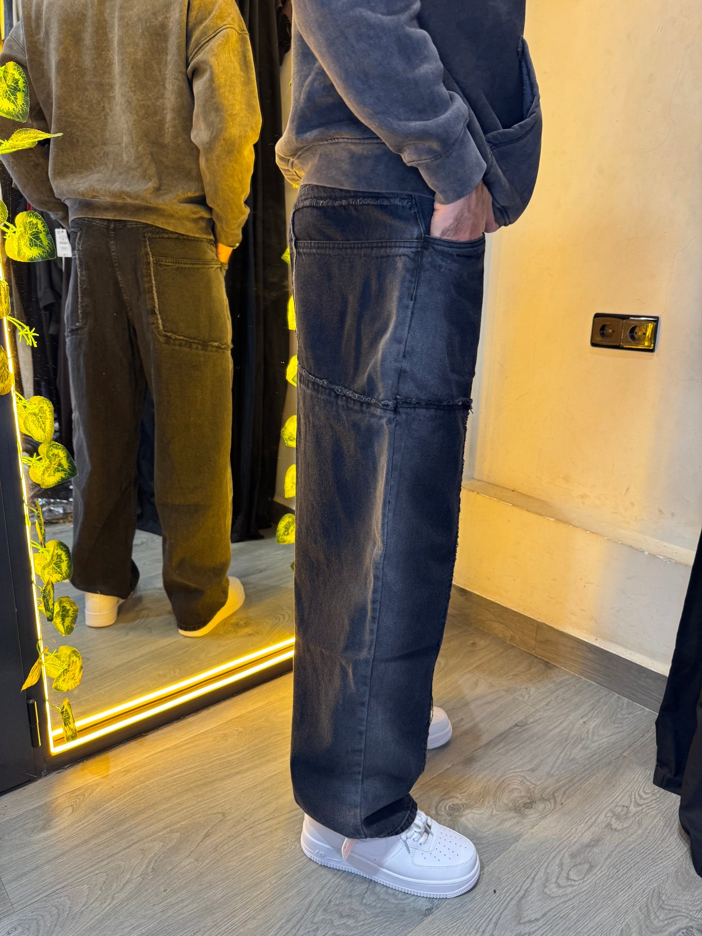 Baggy-Fit Frinting in Dark Gray Jeans