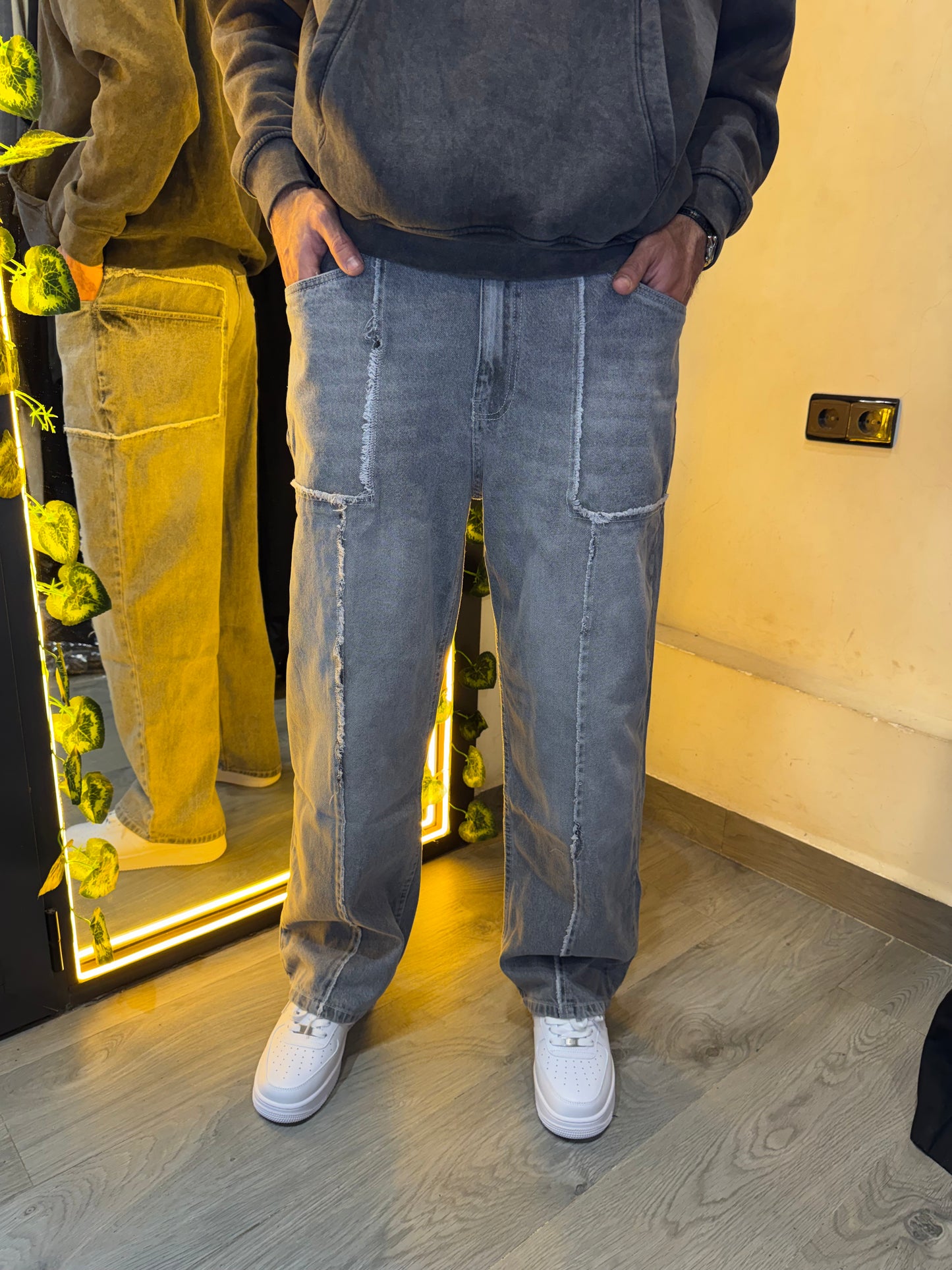 Baggy-Fit Fringing in Light Gray Jeans